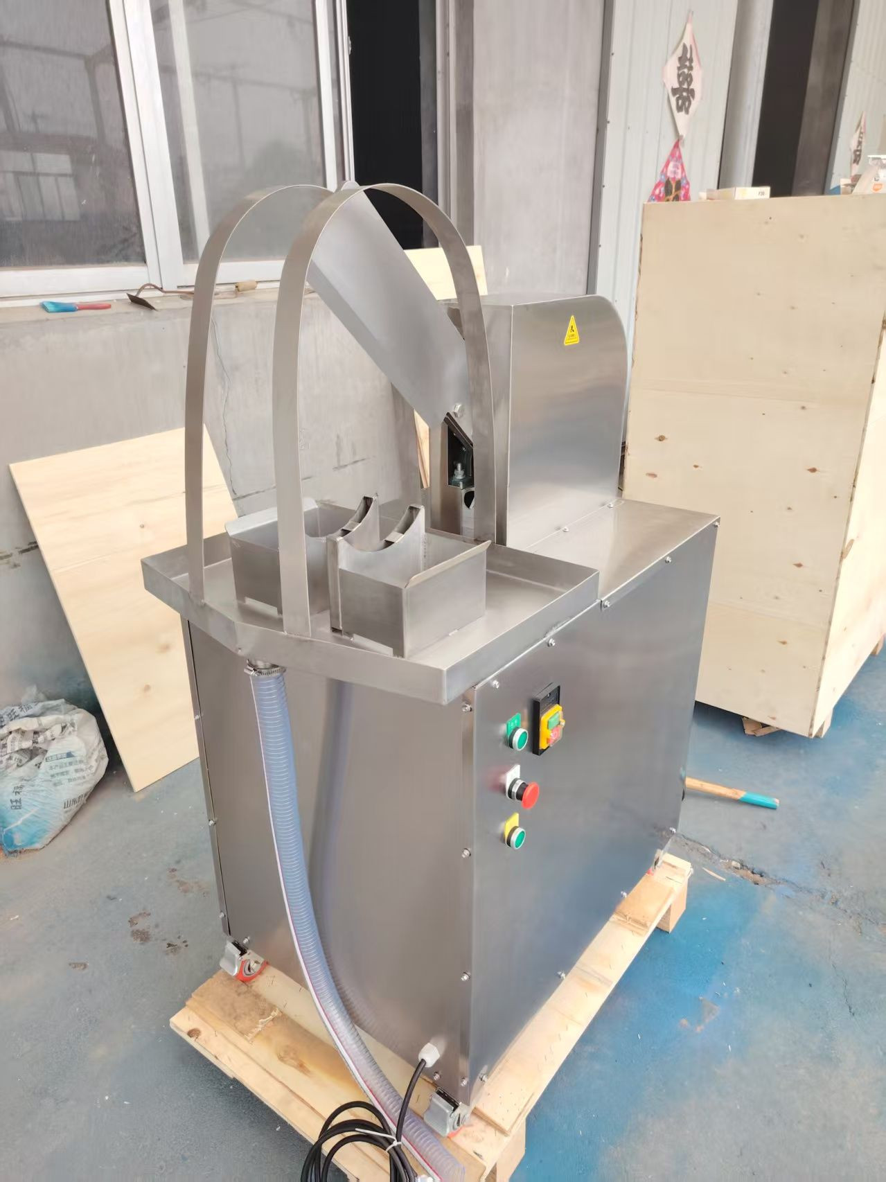 Coconut Splitting Machine, Coconut Splitting Machine, Coconut Water Dispensing Machine, Coconut Splitting Machine, Desk