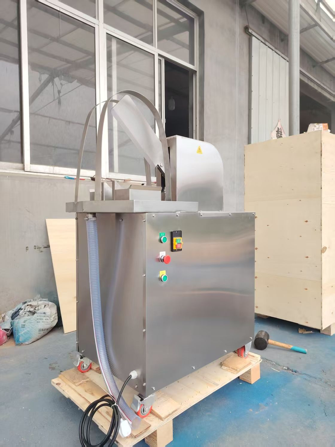 Coconut Splitting Machine, Coconut Splitting Machine, Coconut Water Dispensing Machine, Coconut Splitting Machine, Desk